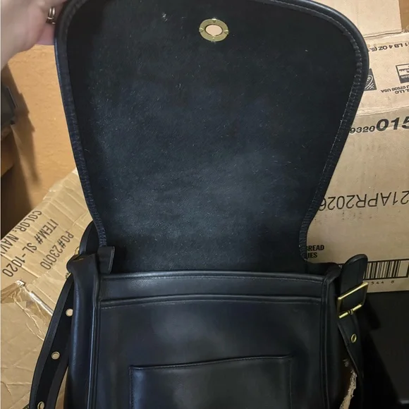 Coach stewardess Black Leather Shoulder Bag with Gold Accents - Picture 6 of 15